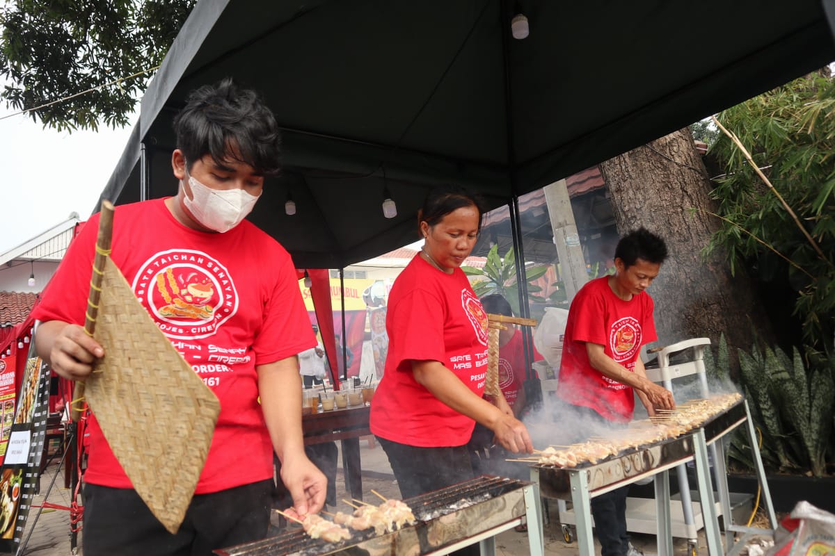 Hadirkan Konsep Modern Street Food, Bakso Bom Mas Erwin dan Sate Taichan Senayan Mas Bojes Buka Cabang Ketiga