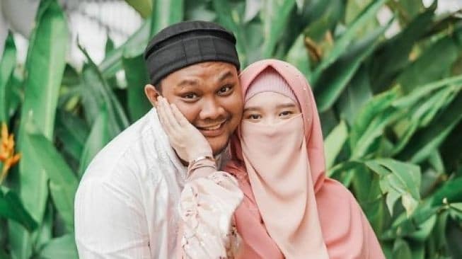 Istri Virgoun Kesal, Diam-diam Difoto ART saat Tak Pakai Hijab