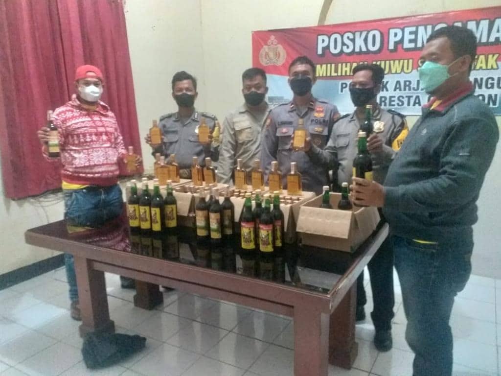 Ratusan Botol Miras di Desa Jungjang Diamankan Polsek Arjawinangun