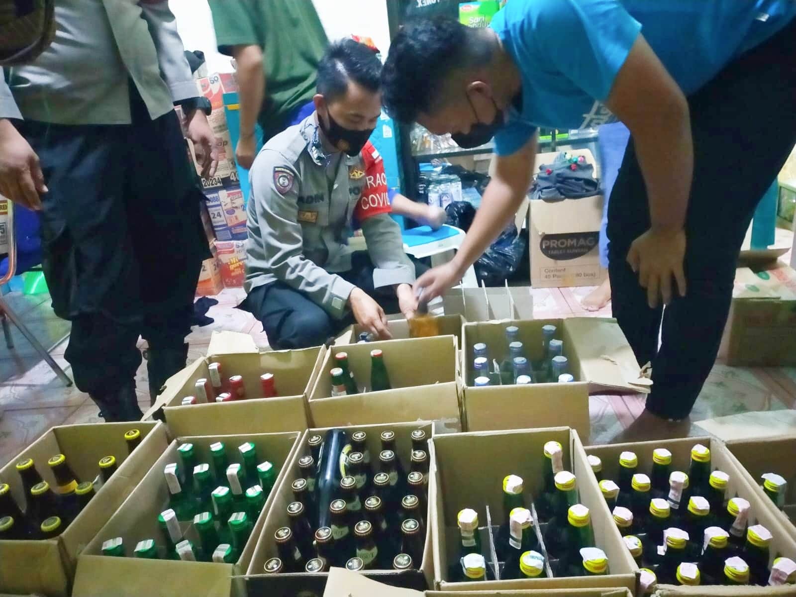 Rumah di Komplek BTN Patrol Digerebek, Polisi Temukan Ratusan Botol Miras