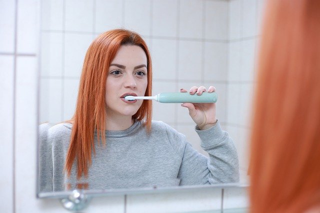 Menyikat Gigi Berdiri Satu Kaki Ternyata Banyak Manfaatnya, Nomor 4 Bisa Mencegah Masalah Tulang