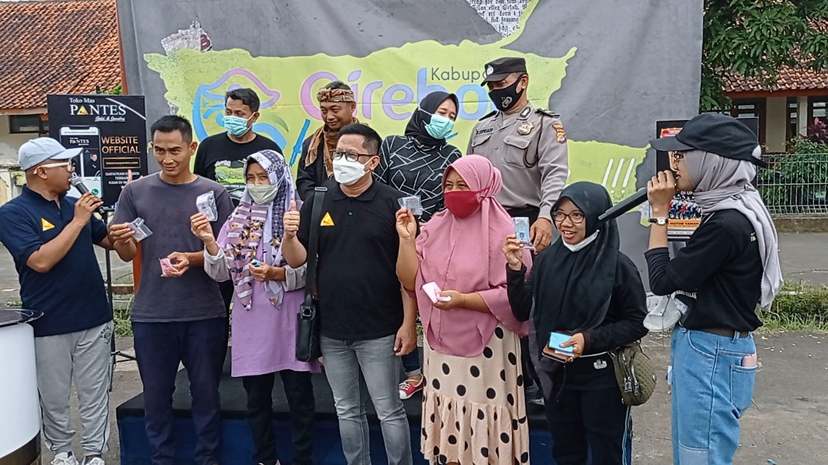 4 Warga Desa Kamarang Memperoleh Emas dari Menjual Sampah