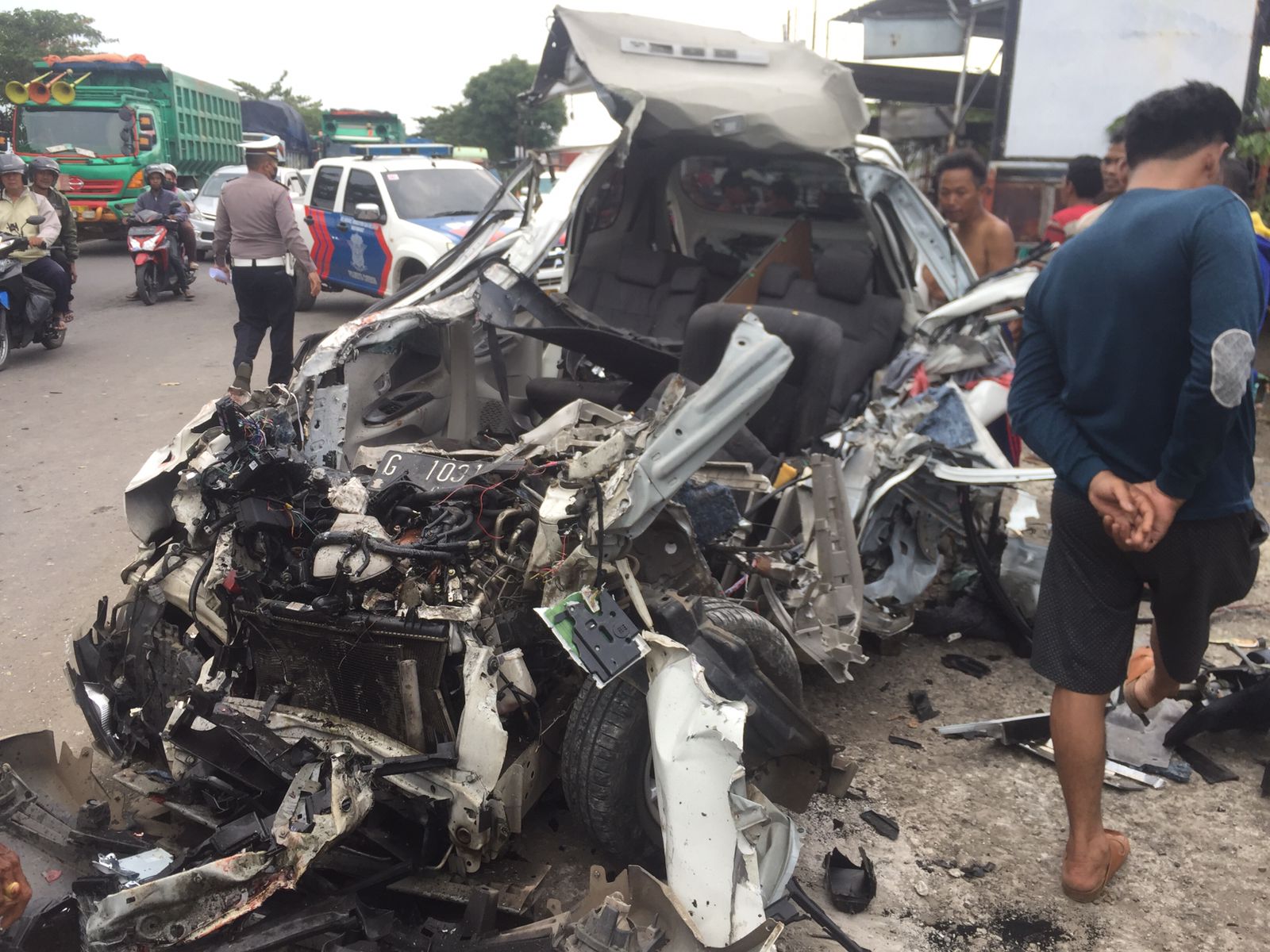 Avanza Tabrak Truk di Playangan Cirebon, Penumpang 6 Orang, 1 Dievakuasi Tewas Terjepit
