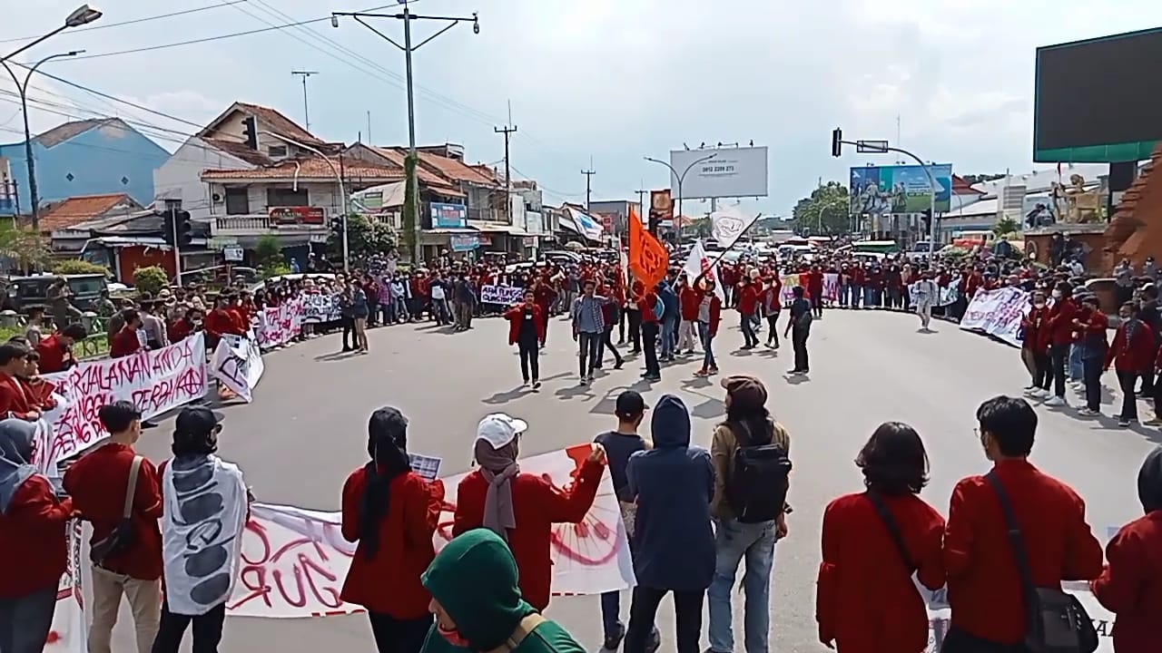 Demo Tolak 3 Periode, Mahasiswa UMC Blokir Jalur Pantura Plered