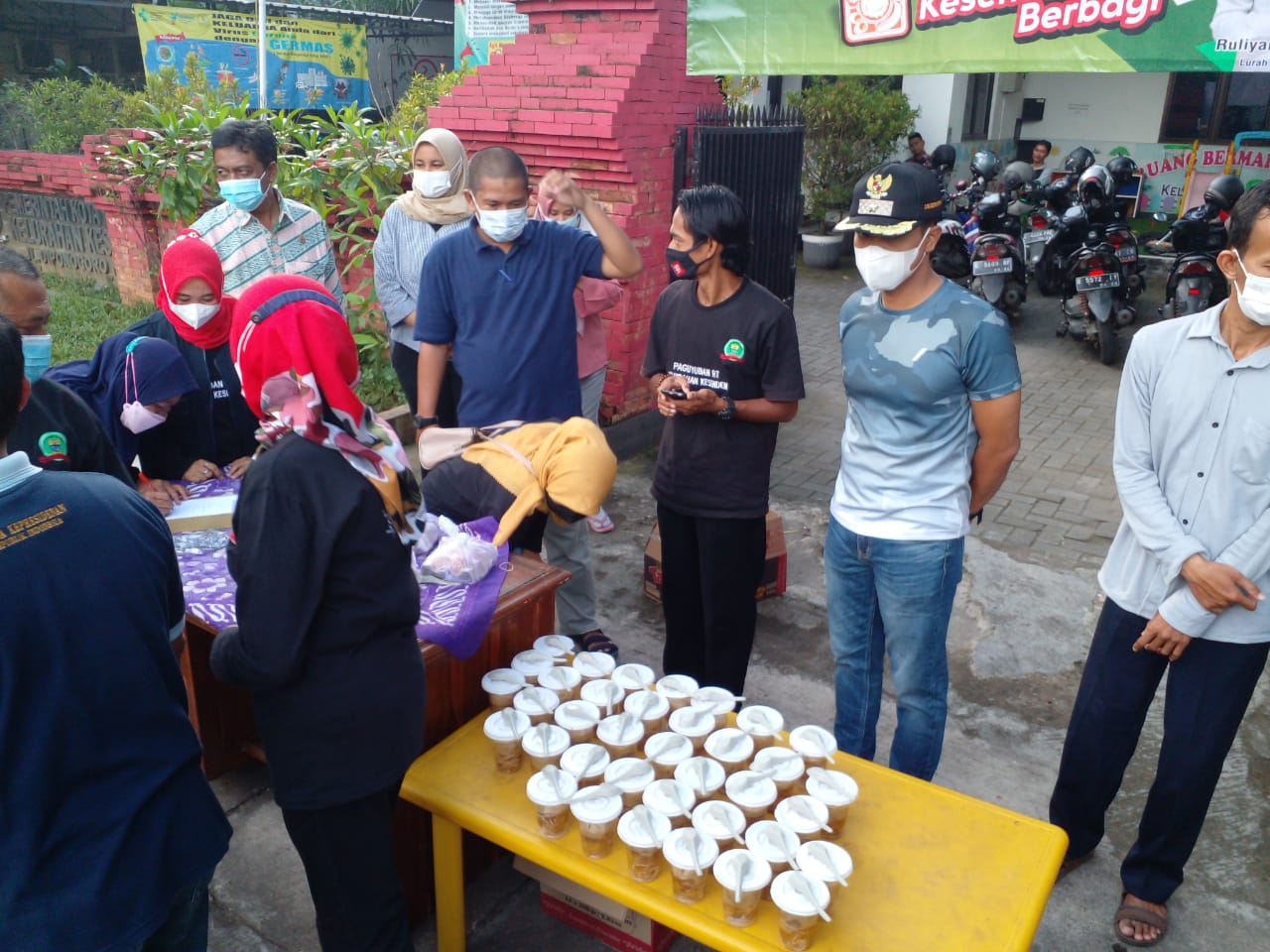 Lurah Kesenden Beserta Jajarannya Bagi-Bagi Takjil dan Masker di Jalan Diponegoro