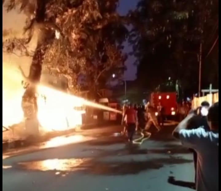 Kebakaran Lapak PKL di Area Taman Kebumen Kota Cirebon, Api Berhasil Dikendalikan