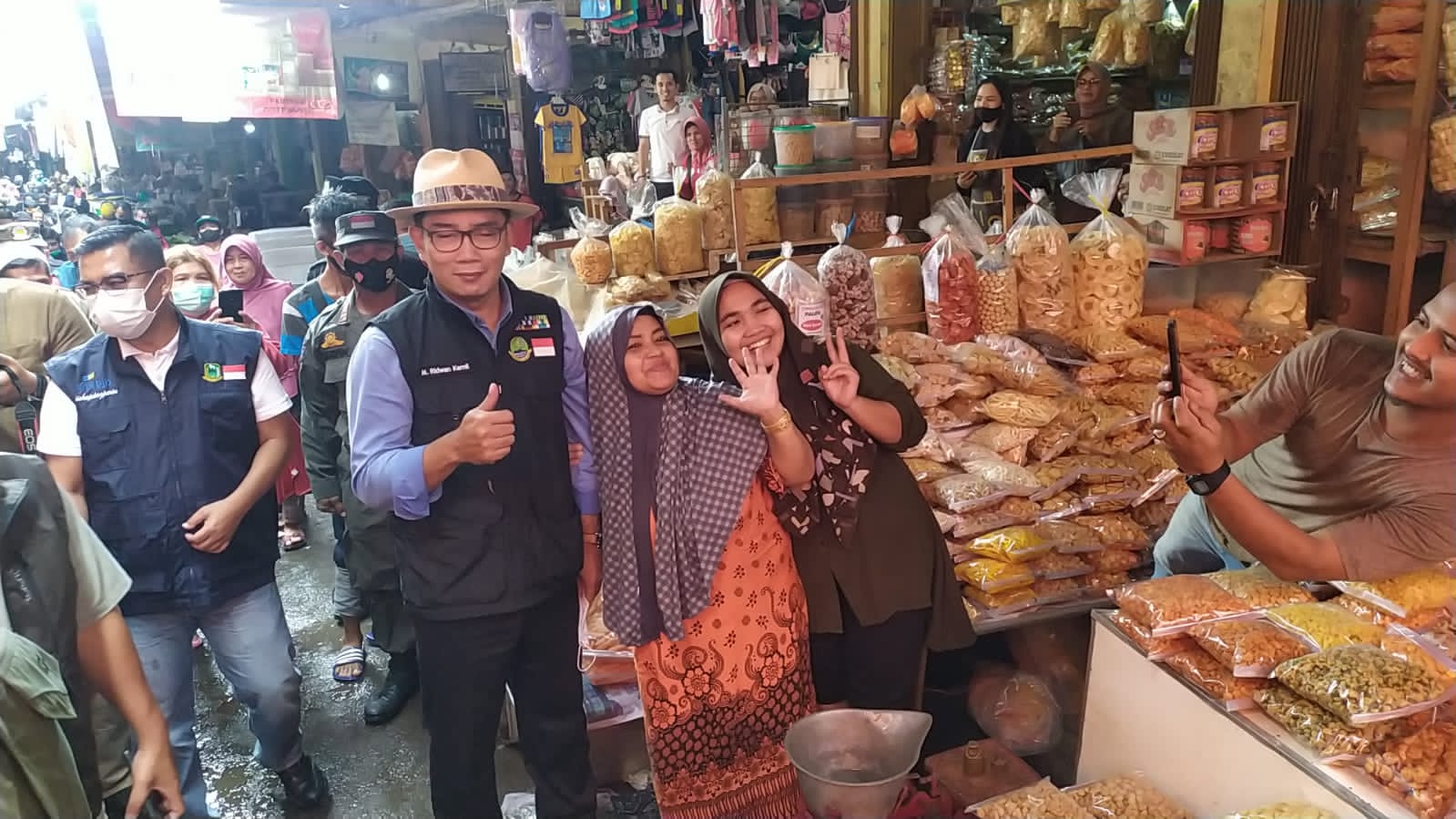 Di Pasar Kepuh Kuningan, Ridwan Kamil Sapa Pedagang Meski Diguyur Hujan