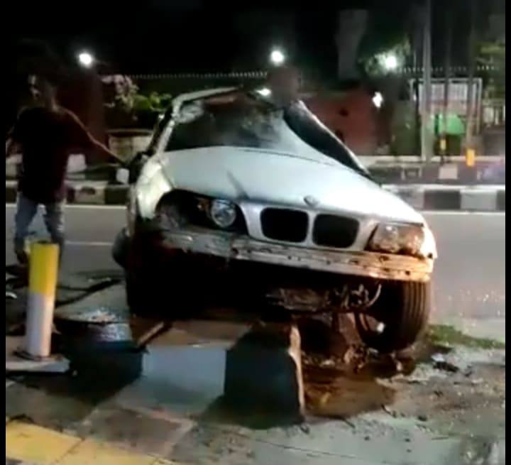 Kecelakaan BMW Tabrak Trotoar di Jl Wahidin Kota Cirebon, Sempat Hilang Kendali