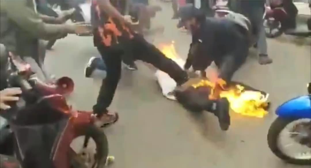 Mahasiswa Terbakar saat Demo, Terpeleset saat Mau Bakar Ban