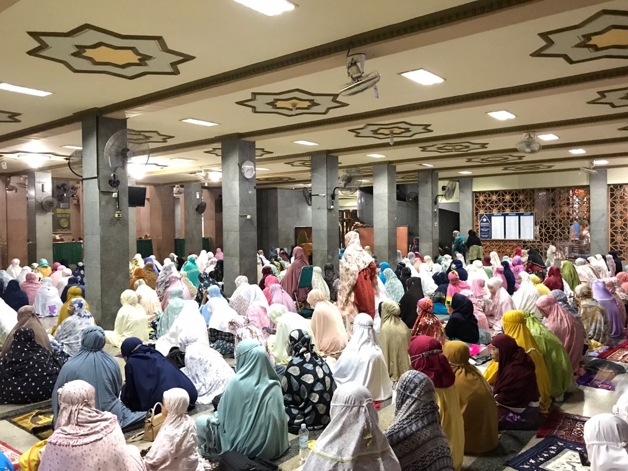 Solat Tarawih di Masjid At-Taqwa Kota Cirebon, Satu Malam Satu Juz Al-Qur’an