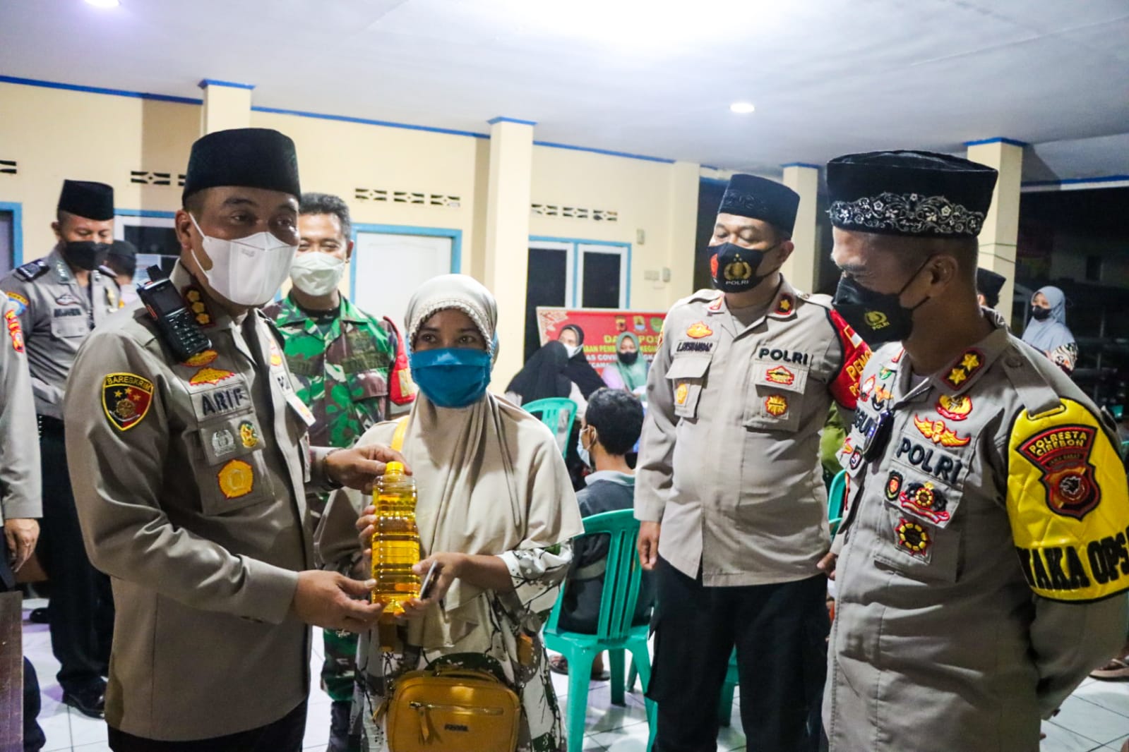 Divaksin Malam Hari, Warga Weru Lor Dapat Minyak Goreng Gratis