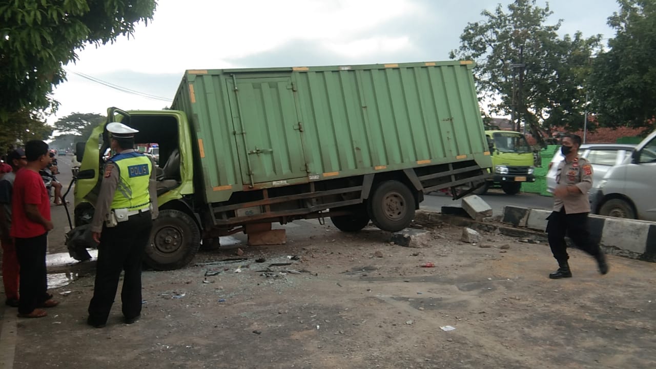 Pecah Ban, Truk Box Alami Kecelakaan, Jalur Pantura Cirebon-Indramayu Sempat Macet