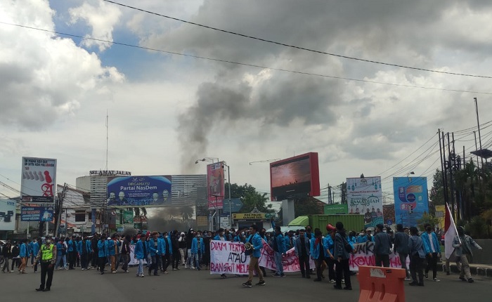 Demo Tolak 3 Periode di Cirebon, Mahasiswa: Turunkan Jokowi
