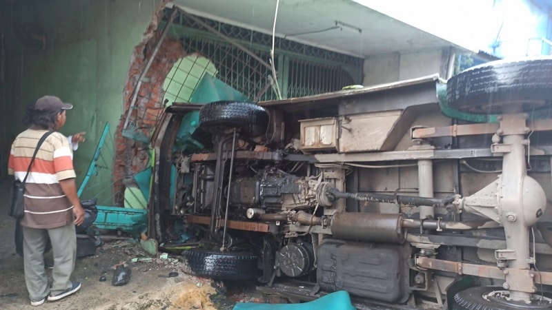Breaking News! Kecelakaan Elf di Klangenan Cirebon, Tabrak Rumah Warga, Sopir Masih Terjepit
