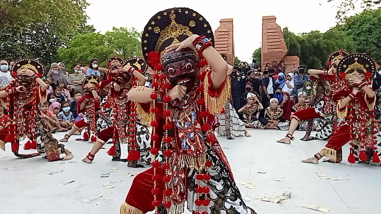 Pentas Tari Topeng Ramaikan Alun-alun Sangkala Buana, Nani Sawitri: Upaya Lestarikan Seni Budaya Cirebon