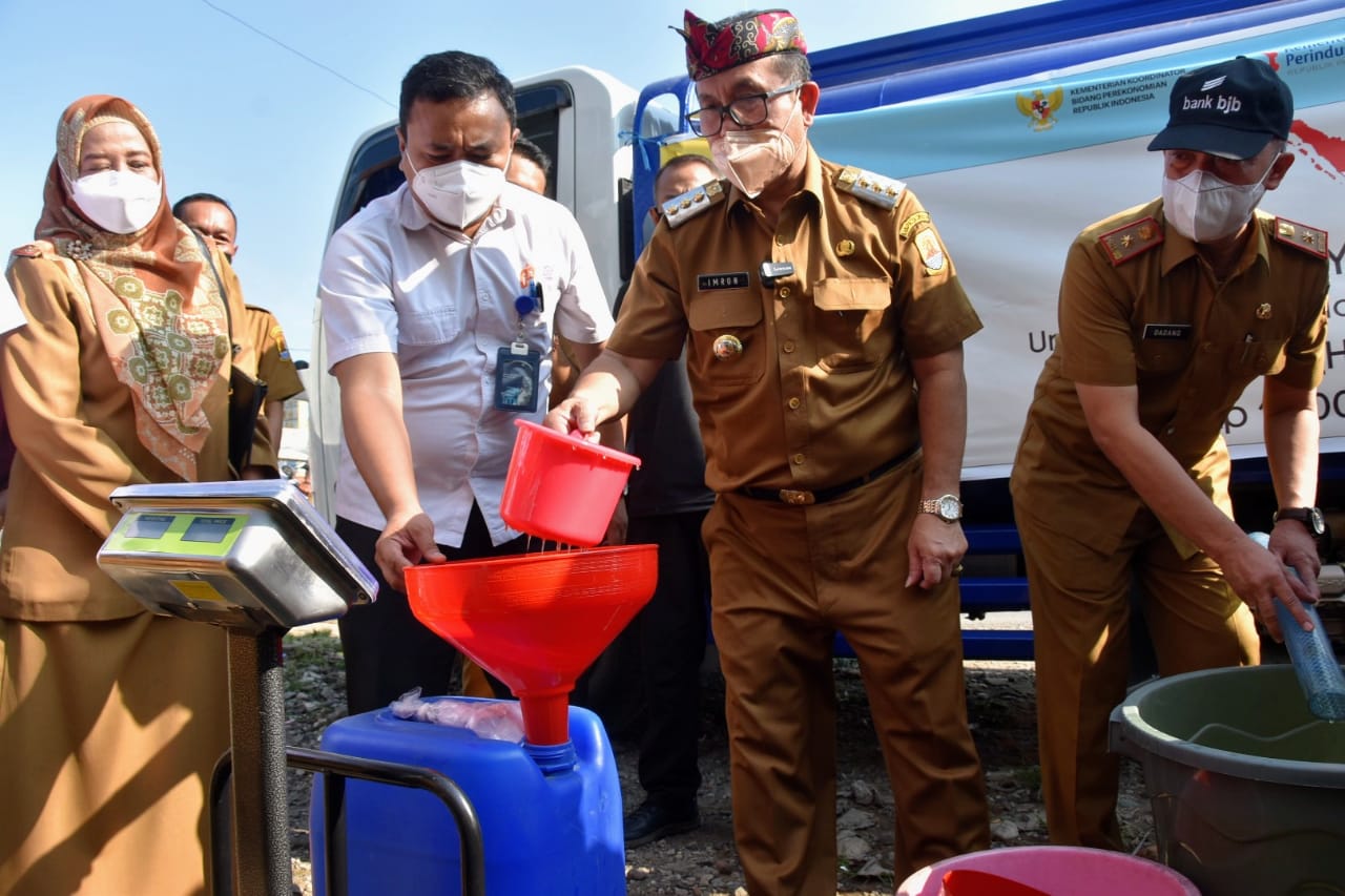 Gelar Operasi Pasar, Pemkab Kucurkan 8.000 Liter Minyak Goreng Curah