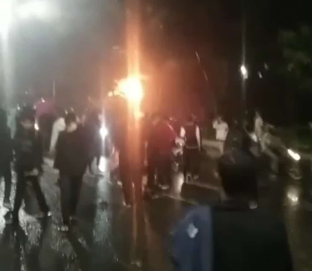 <strong>Pos Polisi Pejompongan Jakarta Pusat Dibakar Massa</strong>