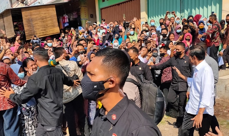 Kunjungan Jokowi di Cirebon, Lihat Nih Warga Menyambut di Pasar Harjamukti