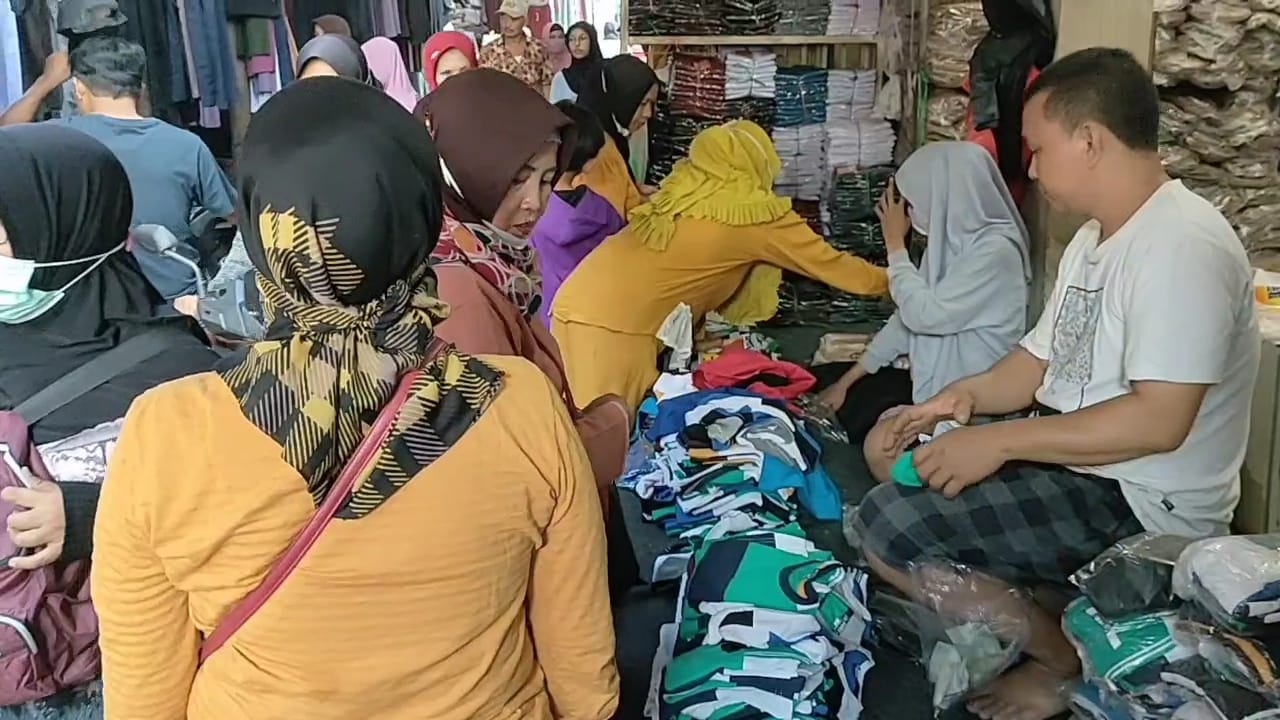 Jelang Hari Raya, Pasar Tegal Gubug Ramai Pengunjung Berburu Baju Lebaran