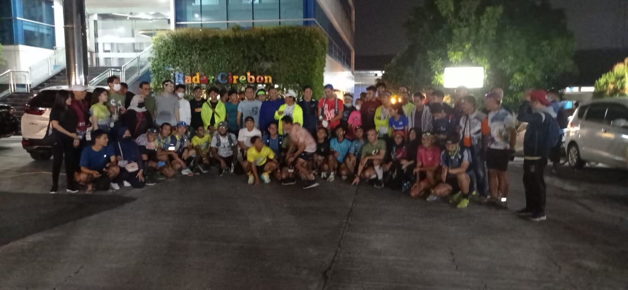 Start di Graha Pena Radar Cirebon, 67 Runner dan Rider Ikut Sahur Run and Ride 2022