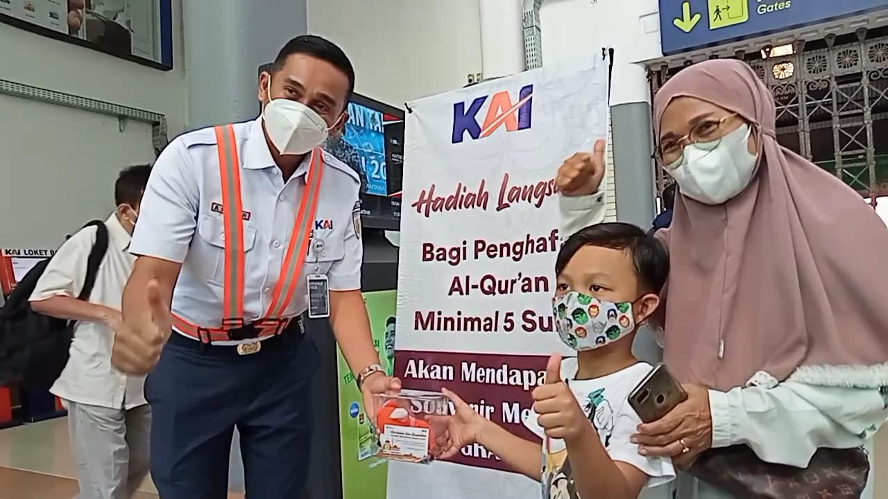 PT KAI Daop 3 Cirebon Beri Souvenir Kepada Penumpang KA yang Hafal Alquran