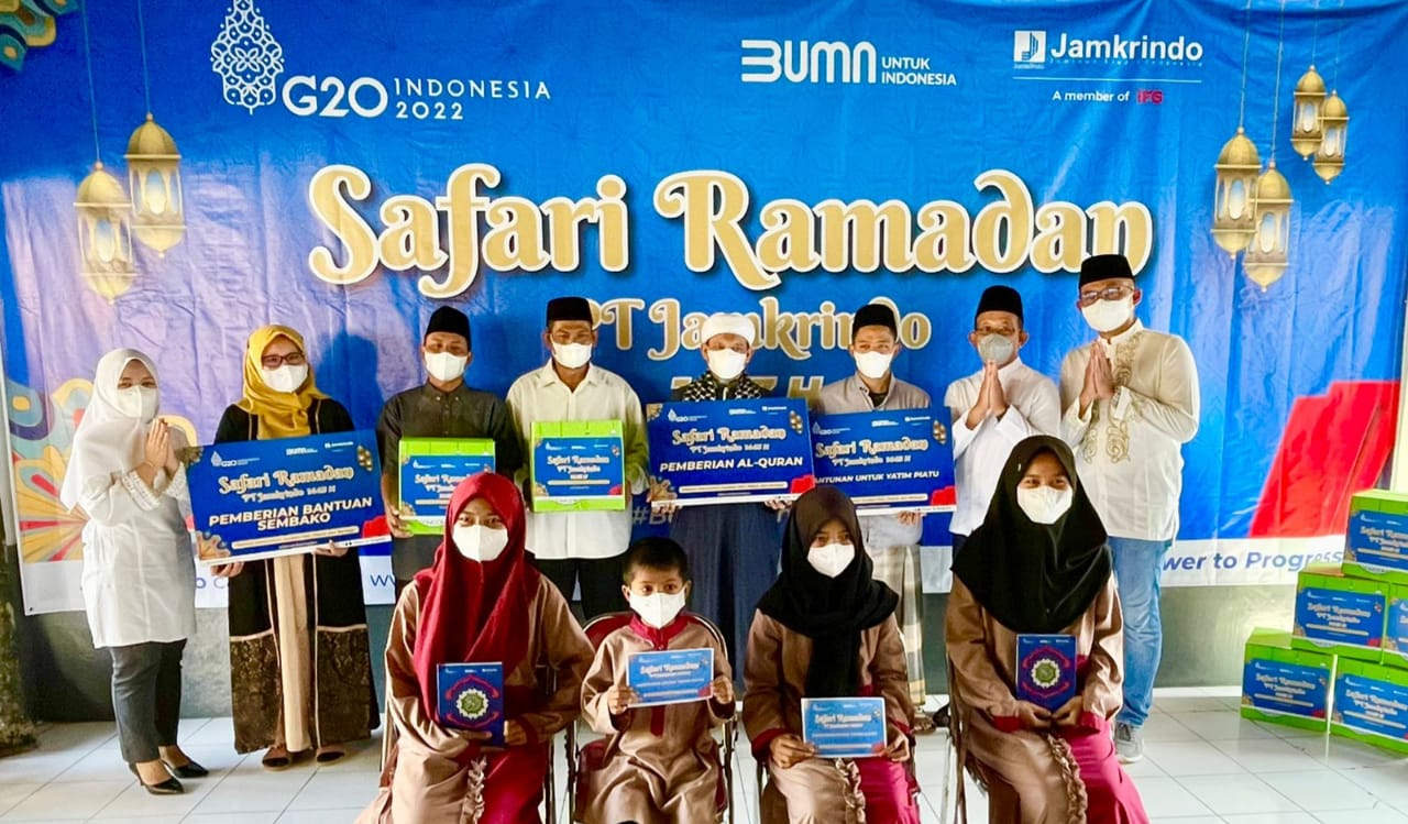 Jamkrindo Bagikan Paket Sembako, Santunan serta Al-Quran di Cirebon