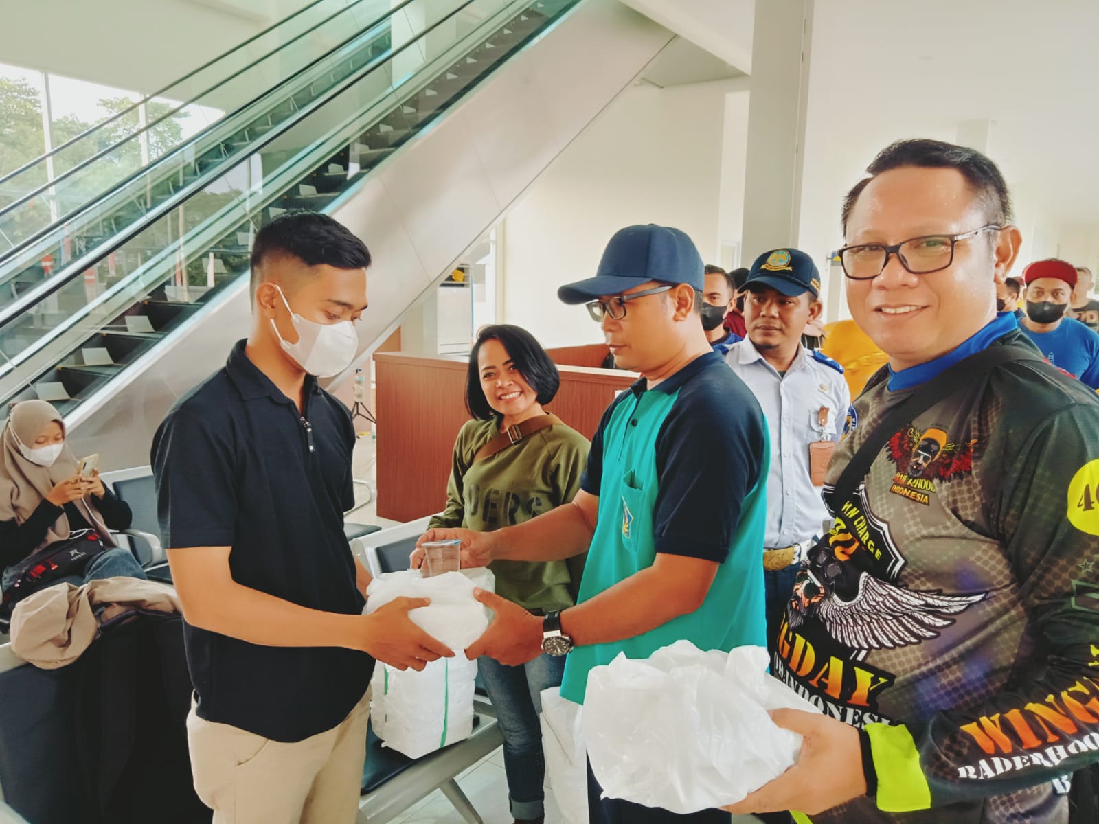 Baderhood TKP Bagi Takjil di Terminal Harjamukti Cirebon, Inilah Pesan yang Ingin Disampaikan