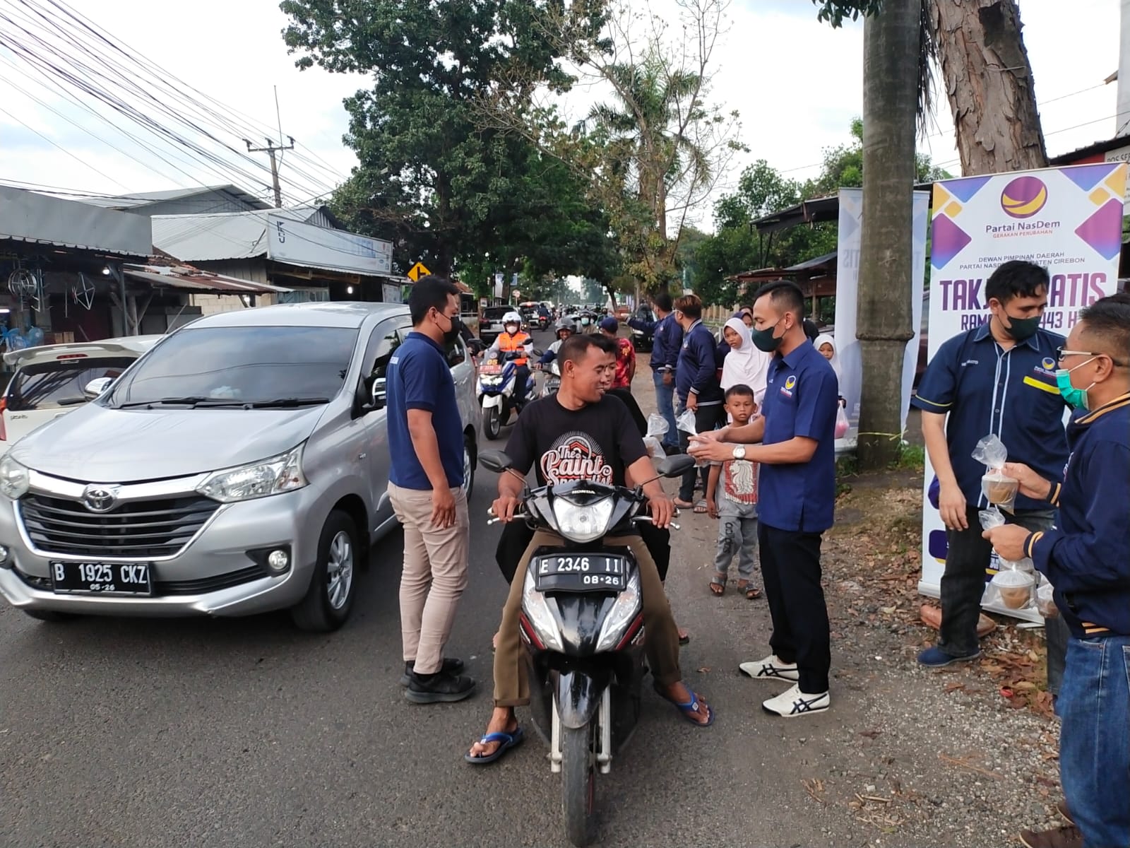 Curi Simpati, DPD Nasdem Kabupaten Cirebon Tebar 1000 takjil ke Pengguna Jalan