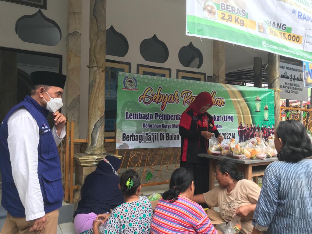 Bantu LPM Karya Mulya, Ibu-Ibu RW 01 Kali Kebat Gotong Royong Menyiapkan Takjil