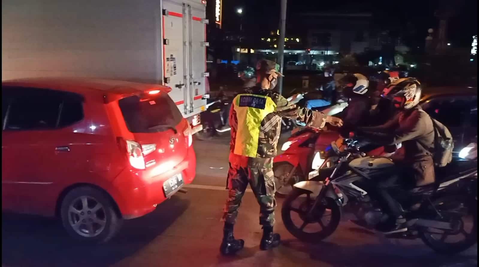 Cegah Kecelakaan Akibat Ngantuk, Petugas Pospam Kalijaga Kota Cirebon Bagikan Permen ke Pemudik