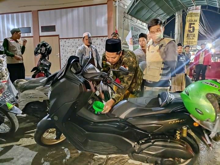 Posko Mudik GP Ansor Arjawinangun Bagikan Bensin Gratis untuk Pemudik