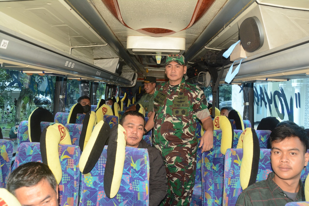 Pangdam III Siliwangi Berangkatkan Prajurit TNI Mudik ke Kampung Halaman