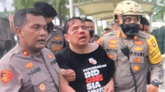 Ade Armando Dipukuli Massa di DPR, Babak Belur dan Sempat Ditelanjangi