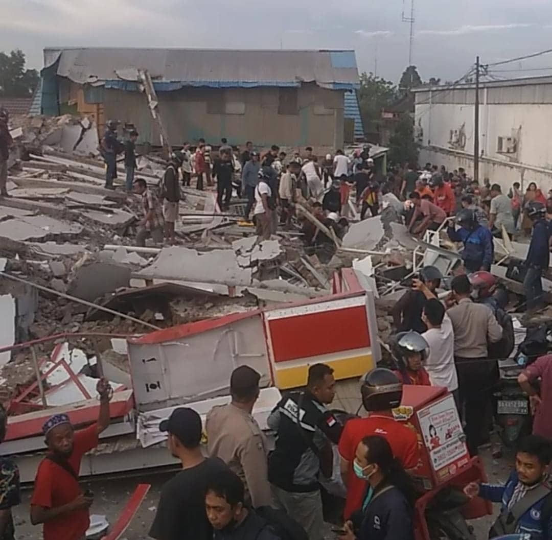 Jelang Buka Puasa Alfamart Ambruk, Warga Masih Melakukan Evakuasi Karyawan