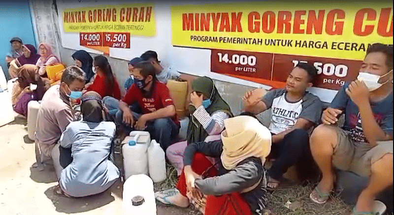 Antrean Minyak Goreng Curah Juga Terjadi di Kesambi Kota Cirebon