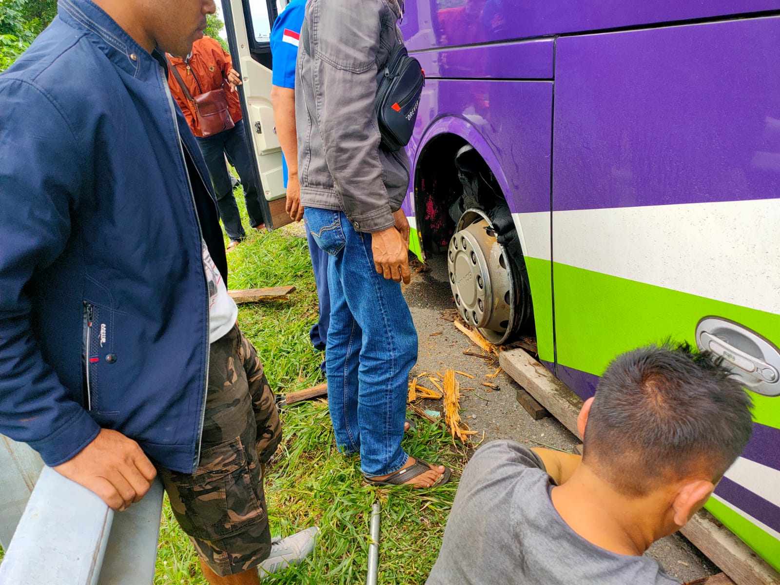 Bus Pecah Ban di Tol Cipali, Lalu Lintas Kamis 28 April Padat Merayap