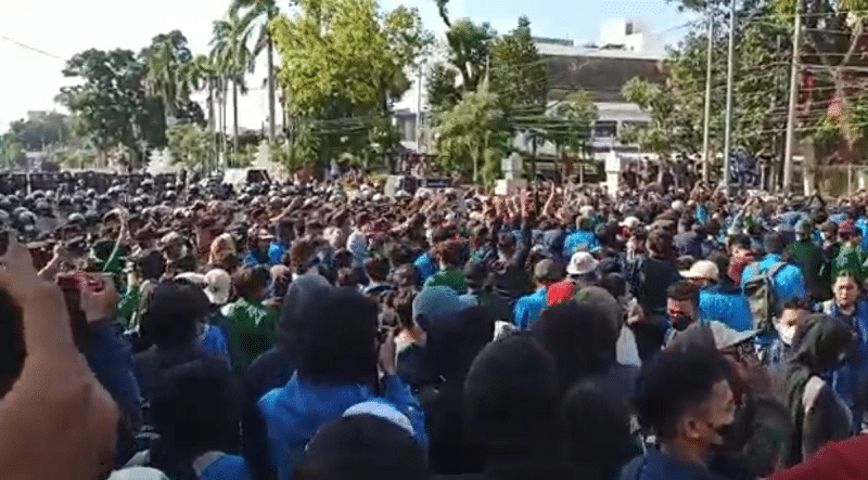 Demo Mahasiswa di Cirebon, Saling Dorong dengan Aparat Kepolisian