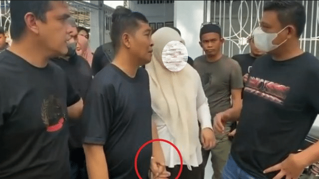 Video Detik-detik Kasatpol PP Makassar Ditangkap, Istri Tak Mau Dipisahkan