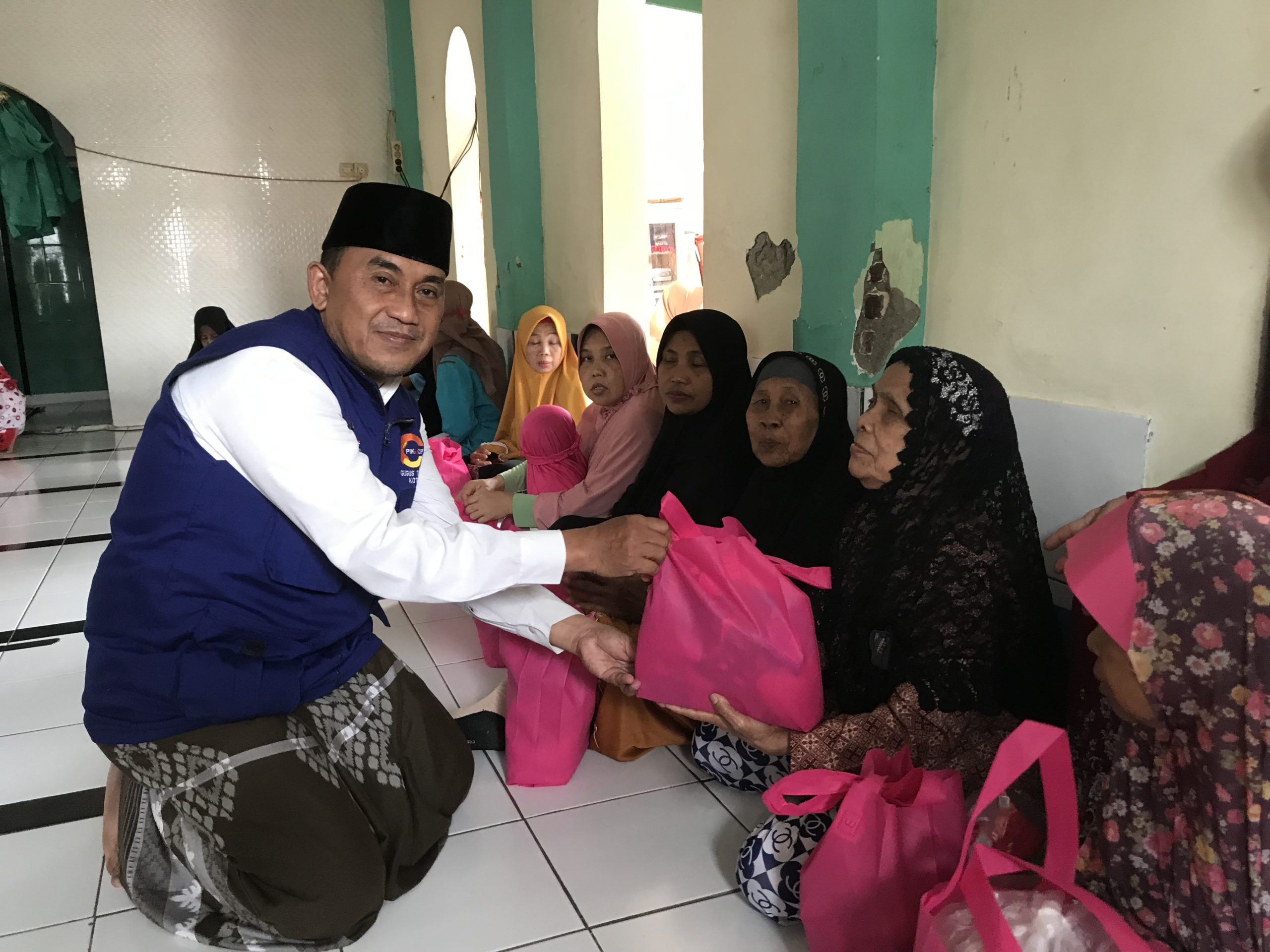 Lansia Dapat Sembako dari LPM Karya Mulya
