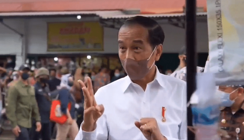 Jokowi Acungkan Tiga Jari saat Bagikan BLT, Roy Suryo: Semoga Bukan Soal Periode