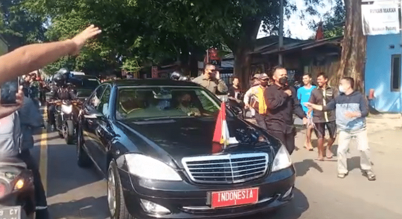 Jokowi Tiba di Cirebon, Disambut Warga Berjejer di Pinggir Jalan