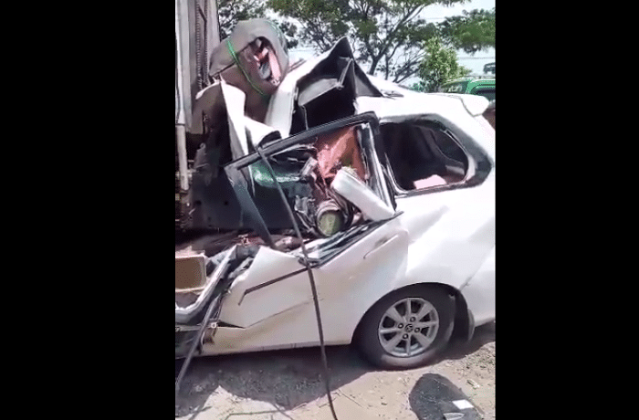 Kecelakaan di Playangan Cirebon, Minibus Ringsek Seruduk Truk Tangki Minyak