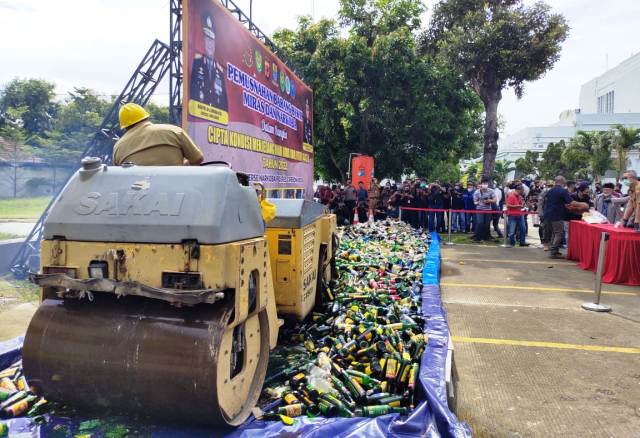 Puluhan Ribu Botol Miras dan Obat-obatan Dimusnahkan di Balai Kota Cirebon, Segini Totalnya