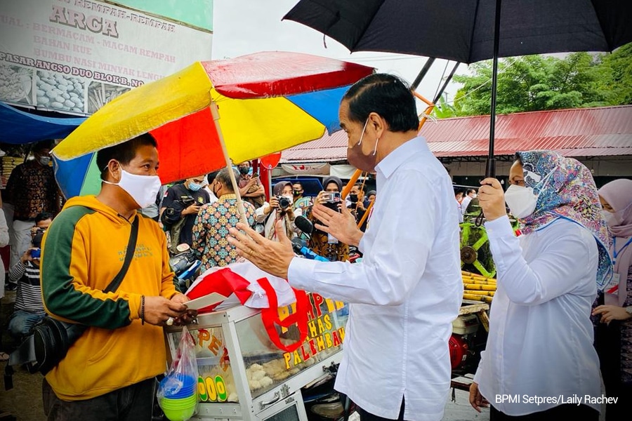 Jokowi Berikan BLT Minyak Goreng di Jambi