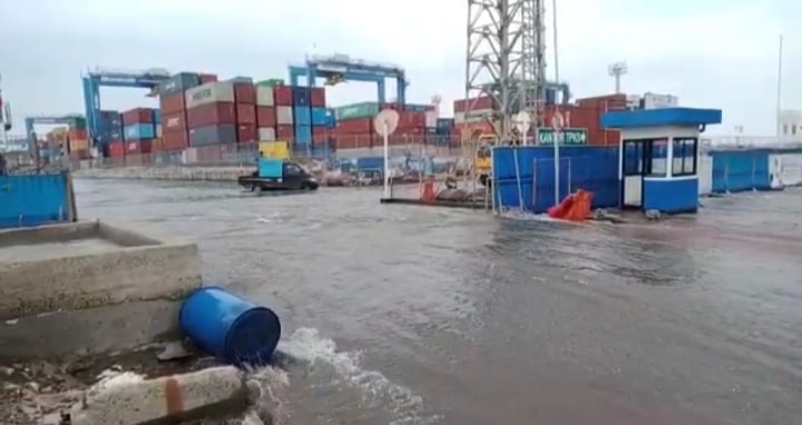 Tanggul Pelabuhan Semarang Jebol, Warga Panik Berlarian, Karyawan Pabrik Terjebak