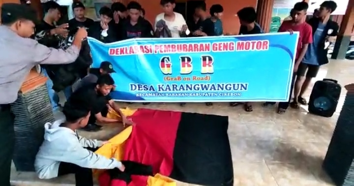 GBR Karangwangun Membubarkan Diri setelah Digerebek Polresta Cirebon, Atribut Disobek