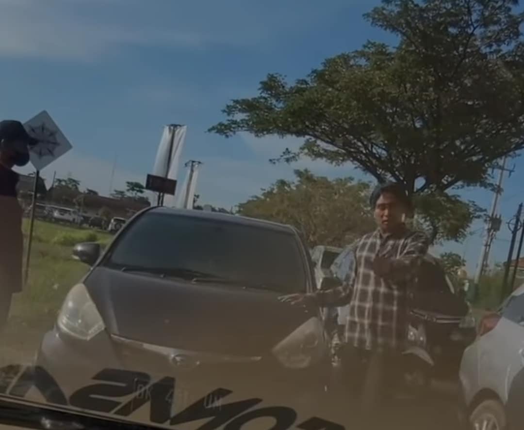 Viral Mobil Lawan Arah saat Macet Dekat Roso Echo Cirebon