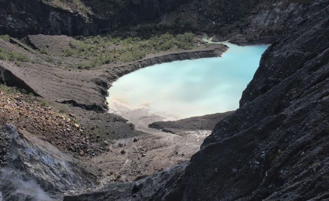 Danau Kawah Gunung Ciremai Berubah Jadi Berwarna Biru, Apa yang Terjadi?