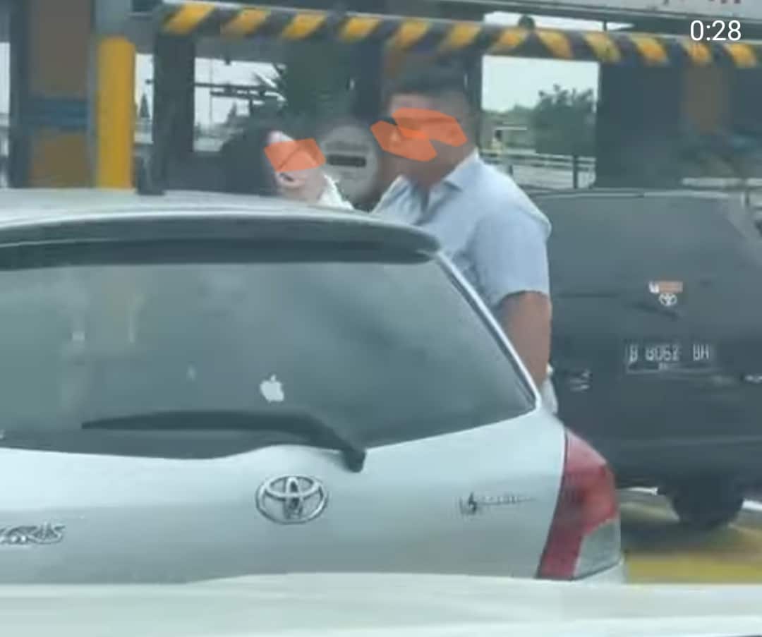 Pengemudi Pajero vs Yaris Ribut di Pintu Tol, Videonya Viral