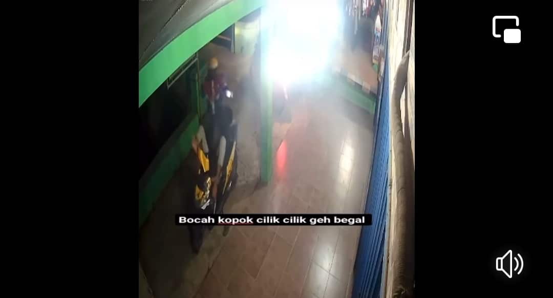 Geng Motor Begal HP di Babakan, Terekam CCTV saat Bacok Korban, Pelaku Masih Berkeliaran